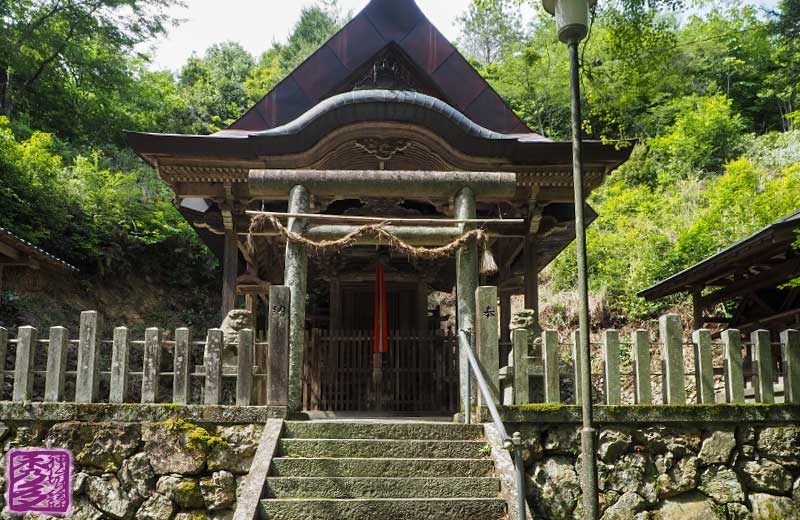 山の中にあっても立派な社殿を構える樫船神社